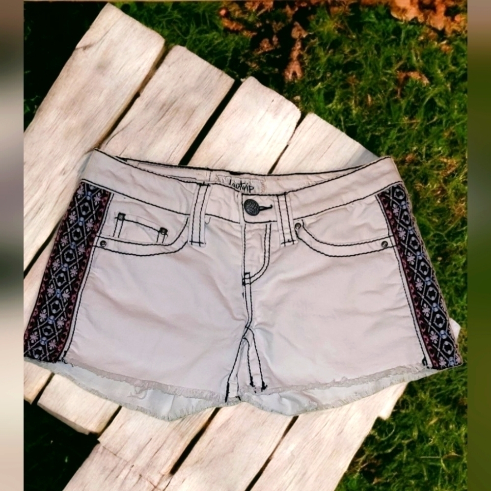 DAYTRIP Capricorn Jean Shorts with embroidery and frayed hemline